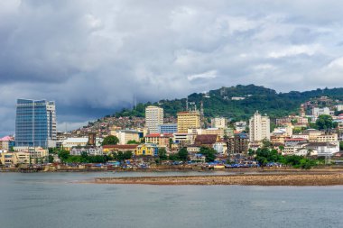 Freetown 'un Tropikal Skyline' ı Canlı Mimari Tepeler ve Bulutlarla Renkli Şehir Rıhtımı