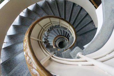 Spiral Merdiven Üst Manzarası. Sarmal merdivenlerden aşağı bakan büyüleyici bir manzara. Tekrarlanan basamaklar, zarif eğriler 