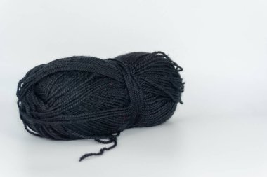 Beyaz Arkaplanda Siyah İplik Topu. Örgü ve Tığ işi için yumuşak siyah iplik rulosu. Ayrı ve kopyala