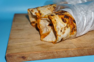 Lavaş ekmeğine sarılı olan Durum, Tavuklu Fajita sandviçi, Türk ambalajı donörü veya şipşak kebap, Antakya tavuğunun yakın çekim görüntüsü. Hatay, Türk Sokak Yemekleri