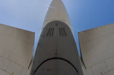 Antonov An-124 Uçak Kuyruğu Yakın plan. Büyük bir uçağın arka gövdesi ve kuyruk yüzgeçleri eşsiz bir perspektiften çekildi. Bir uçağın kuyruğunun ayrıntılı görüntüsü, perçin, panel ve yapısal elementlerin sergilenmesi.