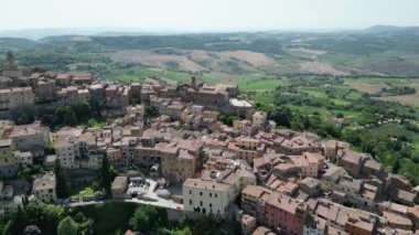 Toscana İtalya 'daki eski Montepulciano kasabasının havadan güzel manzarası.