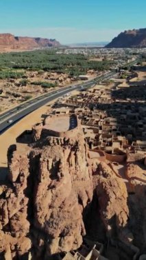 Suudi Arabistan 'ın çölünde eski bir kasaba, El Ula, vaha ortasında antik bir şehir.