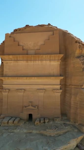 サウジアラビアのアル ウラの古代遺跡 ペトラの近く 砂漠の真ん中に岩に彫られた古代の墓 — ストック動画
