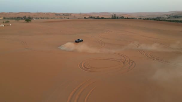 Wyścigi Samochodowe Wydmach Pustyni Zachodzie Słońca Arabii Saudyjskiej — Wideo stockowe