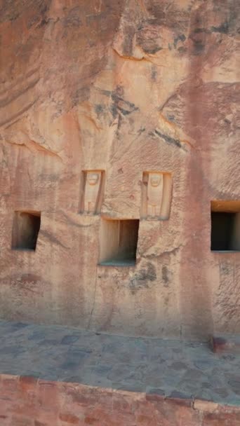 サウジアラビアのアル ウラの古代遺跡 ペトラの近く 砂漠の真ん中に岩に彫られた古代の墓 — ストック動画
