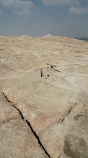 Formasi Batu Dengan Celah Celah Membentuk Gua Gua Bawah Tanah — Stok Video