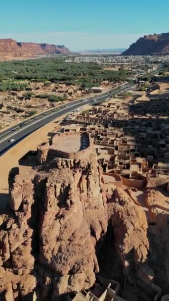 사우디 아라비아 오아시스의 중간에 도시의 사막에있는 오래된 — 비디오