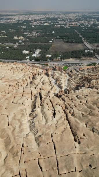 Formación Rocas Con Huecos Que Forman Cuevas Arabia Saudita Medio — Vídeos de Stock