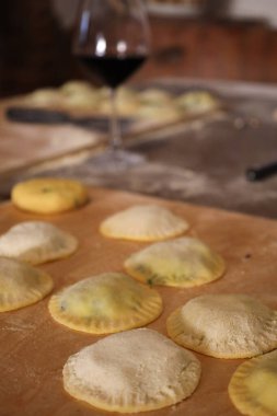 Toskana 'da makarna yapma dersi, 4 aile Meksikalı kadın, anne, 2 kız ve bir yeğen Toskana' da bir kırsalda makarna dersine katılıyorlar.
