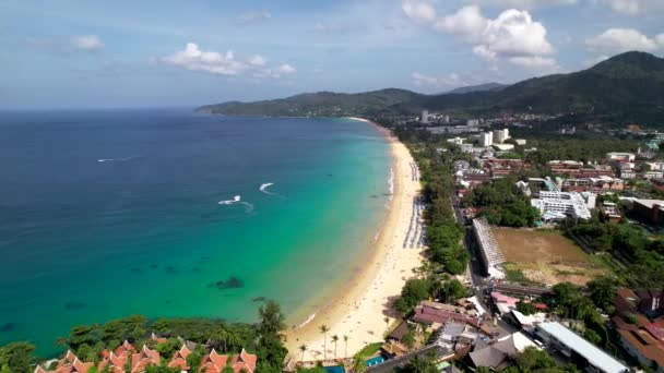 Vista Aérea Acima Mar Azul Turquesa Karon Praia Phuket Tailândia — Vídeo de Stock