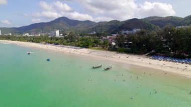 Karon Phuket sahilinin kıyıları, turkuaz su, botlar, sürat tekneleri. Yüksek kalite 4k görüntü