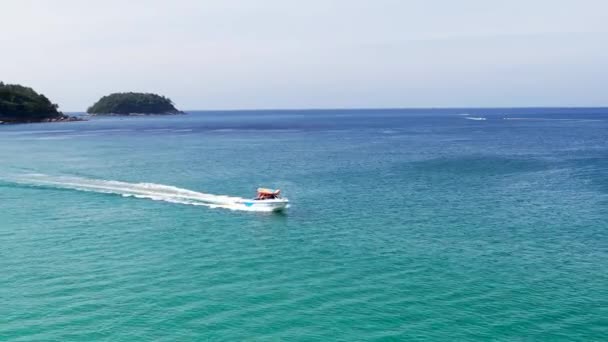泰国普吉海滩卡隆移动船 航空摄影 无人机 绿松石水 高质量的4K镜头 — 图库视频影像