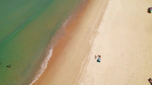 Hava Manzaralı Karon Sahilinde Koşan Bir Adam Turkuaz Kıyı Şeridi — Stok video