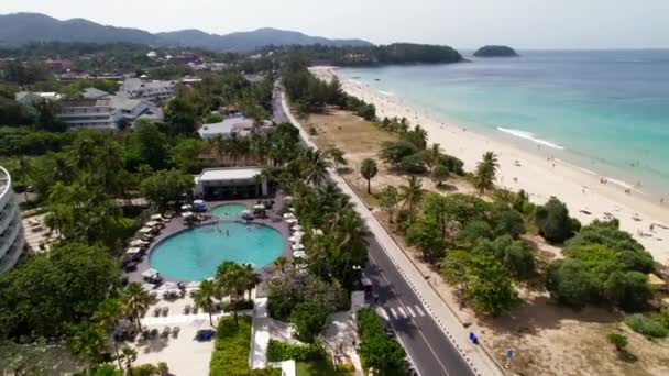 Vista Aérea Carretera Playa Karon Hotel Hilton Agua Turquesa Costa — Vídeos de Stock