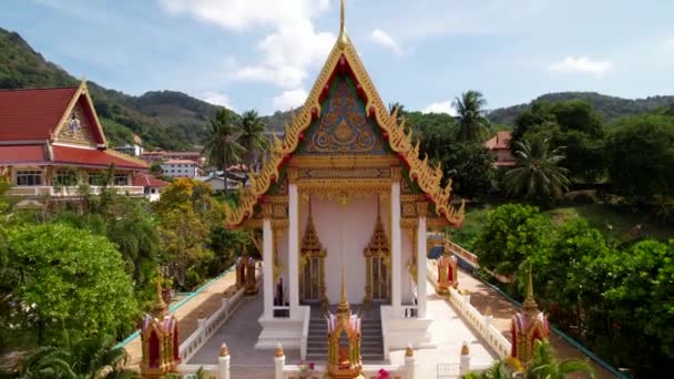 Αεροφωτογραφία Του Ναού Karon Wat Και Καταπράσινους Λόφους Δέντρα Θρησκεία — Αρχείο Βίντεο
