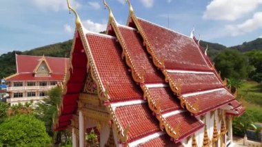Karon Wat Tapınağı 'nın çatılarının çekilmesi, hava manzarası, din, kültür, Budizm. Karon Tapınağı 'nın çatısında İHA uçurmak, detayların ve manzaraların yakın plan fotoğrafları, inanç ve kültürün