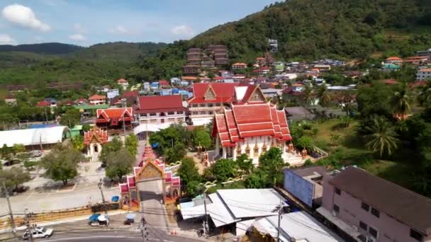 Karon Tapınağının Binaların Otellerin Dağların Tayland Daki Doğanın Havadan Görünüşü — Stok video
