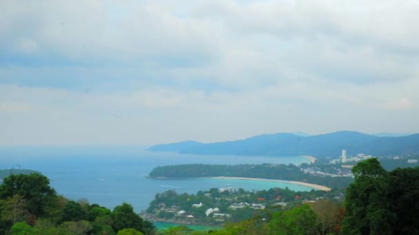 タイムラプスKaronビューポイント 速い雲 ターコイズブルーの水 KaronとKataのビーチ ボート 海の波 青い空と澄んだ水 タイの美しい自然 緑の繭の木を渡す — ストック動画