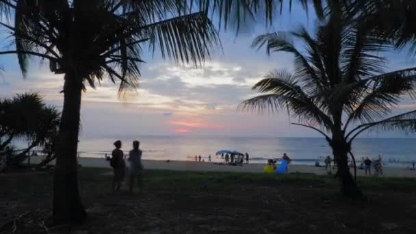 日落在卡隆海滩 黄昏和黄昏 人们在海滩上放松 经过水上运动车 美丽的日落 高质量的4K镜头 — 图库视频影像