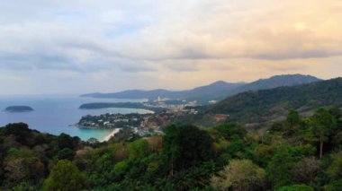 Karon Manzara Noktası, Karon, Kata ve Kata Noi plajları, turkuaz su. İnsansız hava aracı gözlem güvertesinden kalkıyor, güzel doğa, deniz ve dağlar, muhteşem manzara, güzel gökyüzü ve