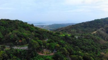Karon bakış açısı, deniz, yeşil dağlar, tropikal bitkiler, ağaçlar. Gözlem güvertesinin dış görünüşü, Tayland Phuket 'in güzel doğası, tropik kuşların bakış açısı. Yüksek kalite 4k