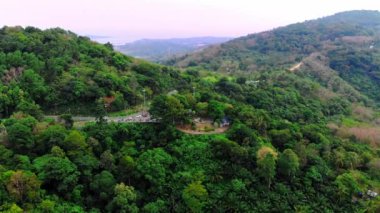 İnsansız hava aracı gözlem güvertesine yaklaşıyor, Karon Manzara Noktası, yeşil dağlar. Tepelerin havadan görünüşü, tropikal bitkiler, Karon, Kata, Kata Noi sahillerine bakan oyun alanı. Yüksek kalite 4k