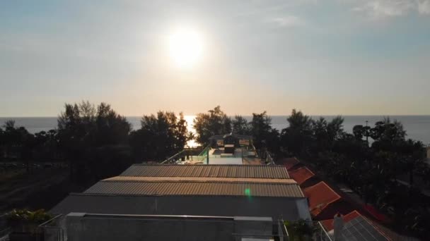 Drone Volando Vista Del Atardecer Sobre Mar Hotel Piscina Azotea — Vídeo de stock