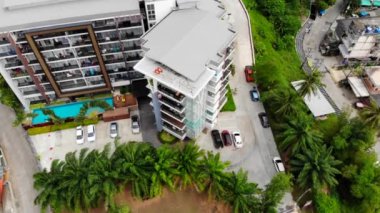Otelin havadan çekilmiş görüntüleri, güzel bir alan, palmiye ağaçları ve yüzme havuzu, yeşil bitkiler. Phuket 'teki modern binalar, tatil köyleri ve oteller, turistler için konaklama alanı, dinlenme alanı, tropik yerler. Yüksek kalite