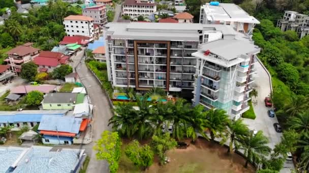 Phuket Gökdelenler Doğa Yol Hava Görüntüleri Palmiye Ağaçları Ile Çevrili — Stok video