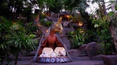 Dino Park restoranında heykel, şelale, pterodactyl, Phuket 'te ilginç yerler. Doğada güzel yerler, dinozor heykelleri, mini golf, Kata ve Karon arasında alışılmadık iç mekan. Yüksek kalite 4k