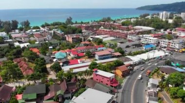 Yolun ve evlerin üst manzarası, çok renkli çatılar, konut binaları ve oteller. Deniz ve turkuaz su, ufuk çizgisi, dağlar ve adanın zengin doğası, yerliler ve turistler. Yüksek kalite