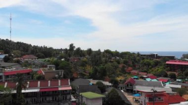Çok renkli evler, binaların ve denizin havadan görünüşü, Karon. Andaman deniz silueti, tepeler ve tropikal bitkiler, gözetleme kuleleri, küçük evler. Yüksek kalite 4k görüntü