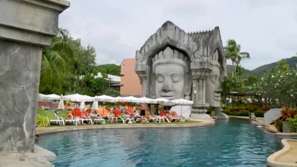 Прекрасний Готель Статуєю Басейном Шезлонгами Парасольками Відпочиньте Незвичайне Житло Таїланді — стокове відео