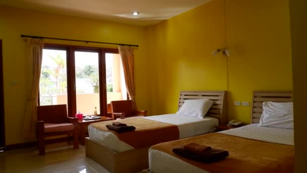酒店客房 双人床 预算选择 旅游普吉卡隆 不是一间有两张床的大房间 黄色的墙壁 对游客来说不是一个昂贵的选择 高质量的4K镜头 — 图库视频影像