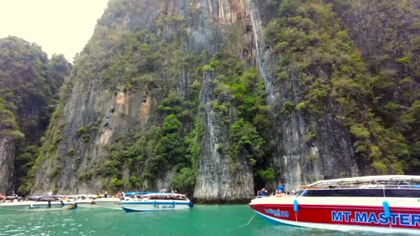 绿松石水面上的船 快艇和长尾 岛屿游览 清澈的水 泰国旅游 热带气候 明亮的蓝水 玛雅湾 高质量的4K镜头 免版税图库视频