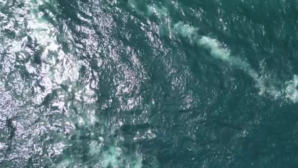 海水鸟瞰 清澈的海水 安达曼海 从一架无人驾驶飞机 黑暗的水 泰国拍摄 高质量的4K镜头 免版税图库视频片段
