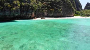 Maya Körfezi Krabi Tayland 'ın bir gün içindeki insansız hava aracı görüntüsü, turkuaz su. Güzel May Bay plajı, beyaz kum, kristal berrak su, dağlar ve uçurumlar, tropikal iklim, turistik konum. Yüksek