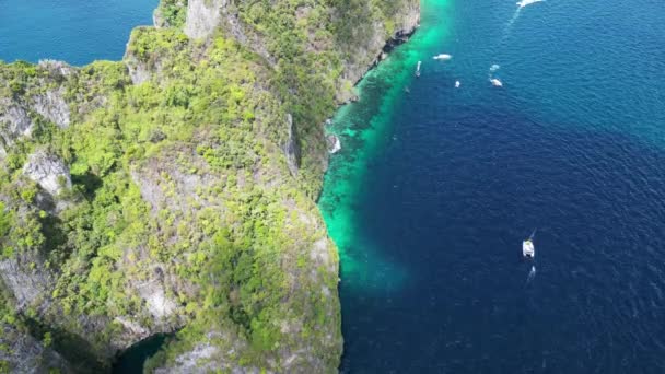 Vista Aérea Ilha Lagoa Pileh Montanhas Verdes Falésias Águas Cristalinas — Vídeo de Stock