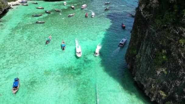 从空中俯瞰许多船只 卵石湖 绿松石水 美丽的海底 水晶清澈的水 高质量的4K镜头 视频剪辑