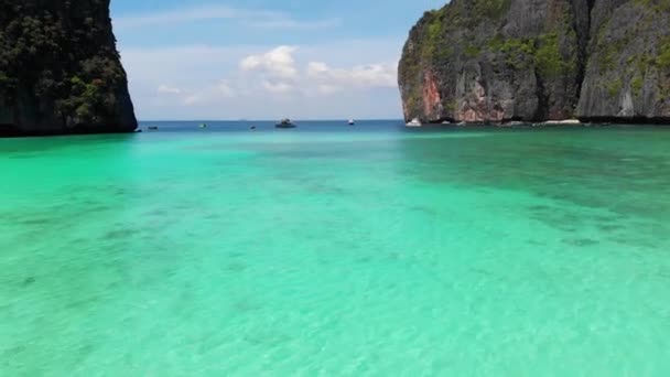 空中拍摄 玛雅湾海滩 菲菲群岛 两块岩石 碧绿的水 泰国令人难以置信的美丽 环游各岛屿 一个旅游胜地 清澈清澈的水 高山和大海 图库视频