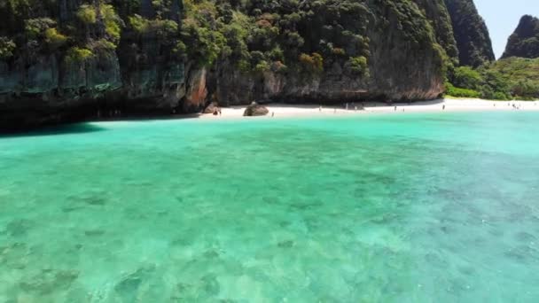 来自泰国玛雅湾克拉比无人驾驶飞机的空中景观一天 碧绿的水 美丽的五月湾海滩 洁白的沙滩 水晶清澈的水 高山悬崖 热带气候 旅游胜地 免版税图库视频