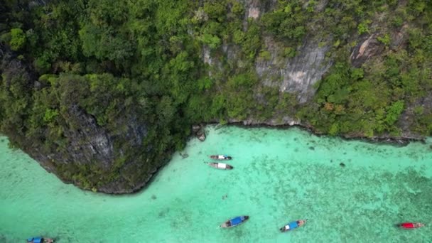 Pileh环礁湖的空中景观一个被巨大的岩石山环绕的海湾 流行的旅游者在夏天来参观 菲菲岛Krabi 绿松石清水 高质量的4K镜头 免版税图库视频片段