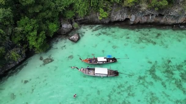 Две Качающиеся Лодки Чистой Бирюзовой Воде Островные Прыжки Пхи Пхи — стоковое видео