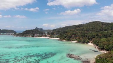 Drone fotoğrafçılığı, Phi Phi adaları, sahil şeridi, temiz su, şnorkelle yüzme, tekneler. Dağ manzarası, Tayland 'ın birçok adası, turistik yerler, aktif tatiller, şnorkelle yüzmek için temiz su ve