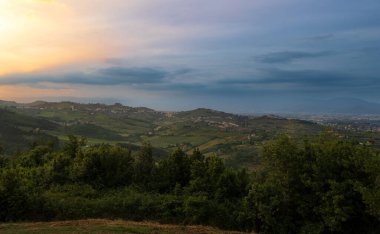 Artimino Vadisi 'nde, Prato, Tuscany, İtalya' dan gün batımı manzarası
