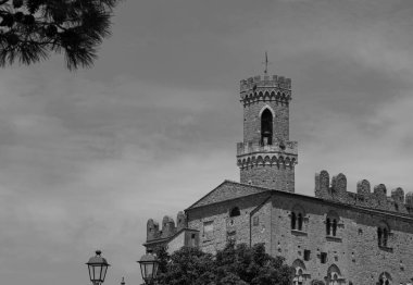 Dei Priori Sarayı ve İtalya 'nın ortasındaki Volterra, Pisa, Toskana' daki kulesinin manzarası