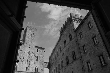 Piazza dei Priori 'nin kısmi manzarası. Volterra, Pisa, Toskana, İtalya