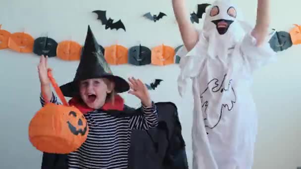 Дети Хэллоуина Девочки Костюме Вампира Костюме Призрака Веселятся Танцуя Дома — стоковое видео