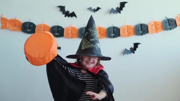 Dzieciak Halloween Dziewczynka Przebraniu Wampira Zabawy Skoki Domu Party Holiday — Wideo stockowe